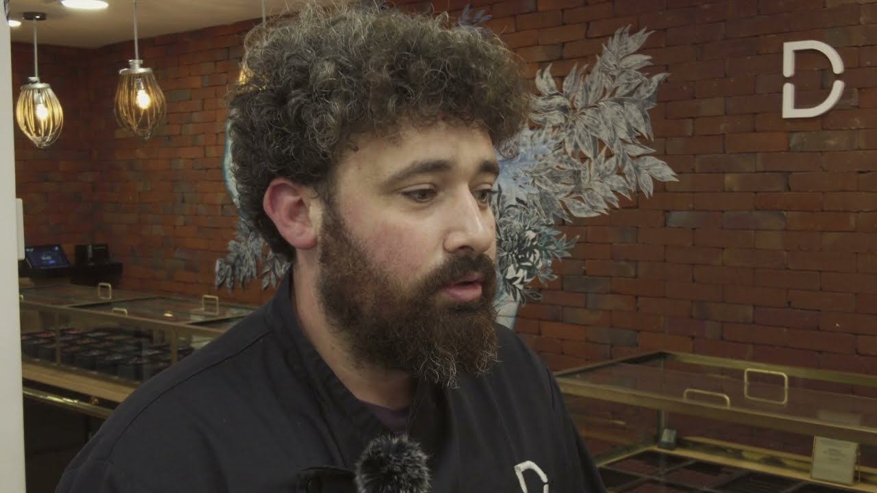 Julien Dechenaud Maitre chocolatier ouvre une nouvelle boutique gare de Lyon à Paris pour 2024.