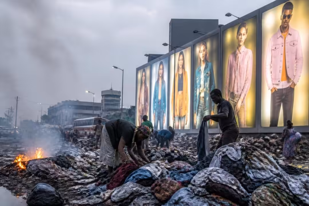 découvrez comment les panneaux publicitaires au ghana révèlent les conséquences cachées de la fast fashion, mettant en lumière son impact social et environnemental.