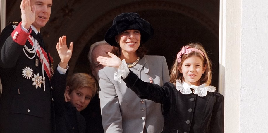 À 15 ans, Billy, enfant de Julie Depardieu et Philippe Katerine, adopte un look audacieux en robe rose sous les projecteurs…
