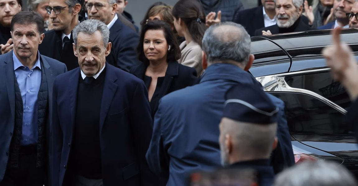 À Paris, Gigi Hadid choque en arborant un débardeur déjà vu : quand le « déjà-porté » devient-il un scandale ?