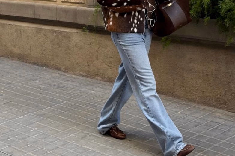 Jean mom femme : le style tendance à adopter