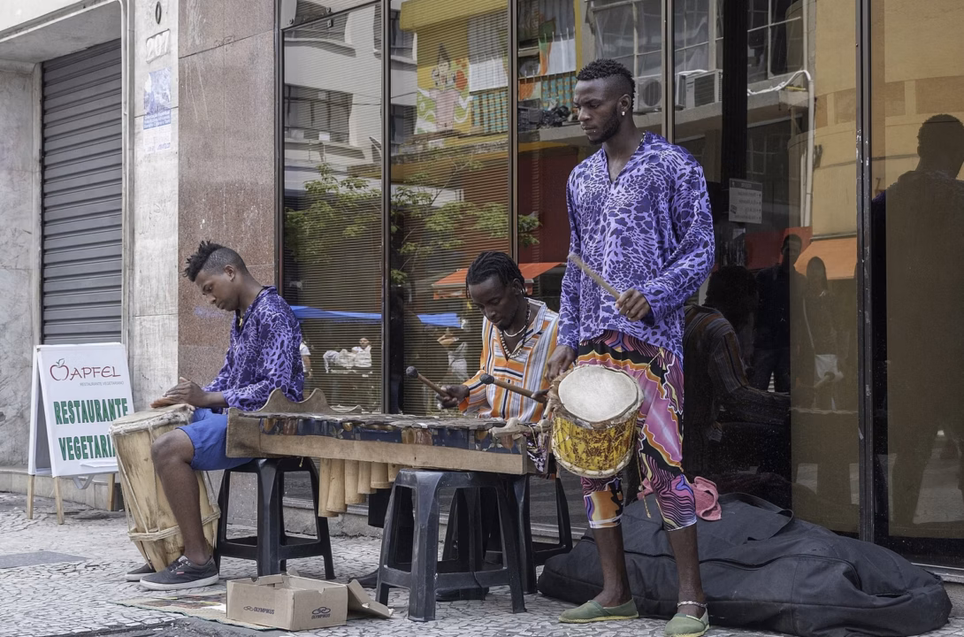 Paris, épicentre vibrant des cultures diasporiques africaines : littérature, musique et mode en fusion
