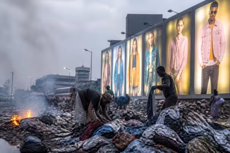 découvrez comment les panneaux publicitaires au ghana révèlent les conséquences cachées de la fast fashion, mettant en lumière son impact social et environnemental.